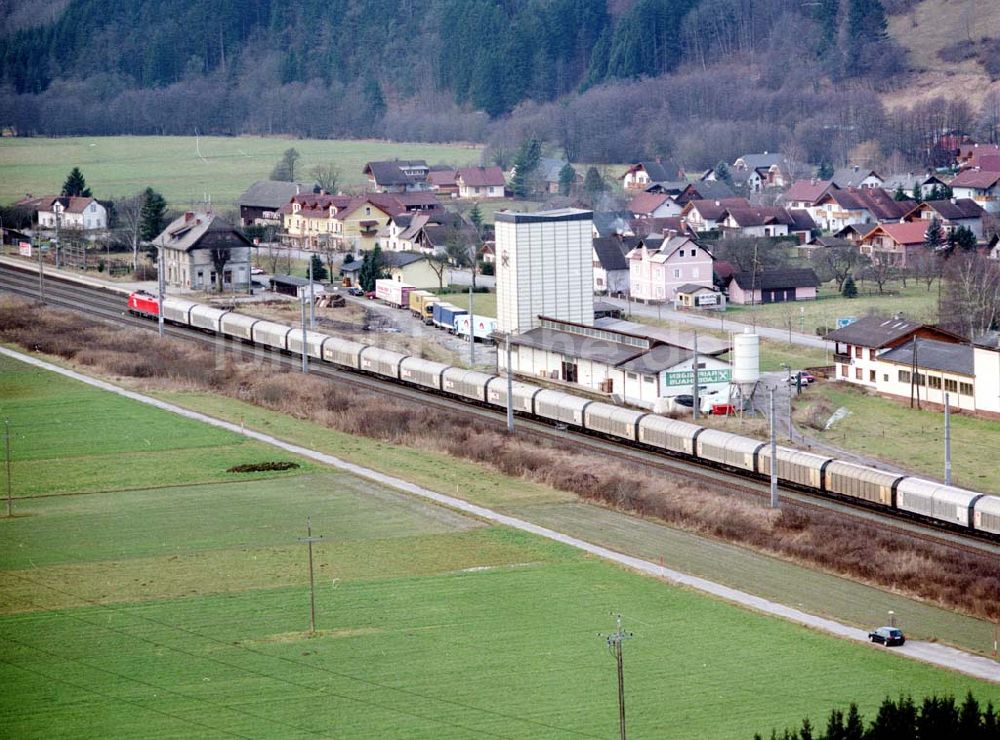 Österreich von oben - LIDL - Logistikzug auf der Strecke Lambach - Villach in Österreich.