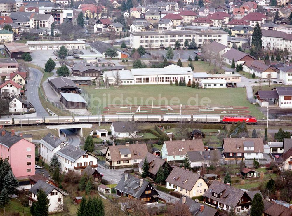 Österreich aus der Vogelperspektive: LIDL - Logistikzug auf der Strecke Lambach - Villach in Österreich.