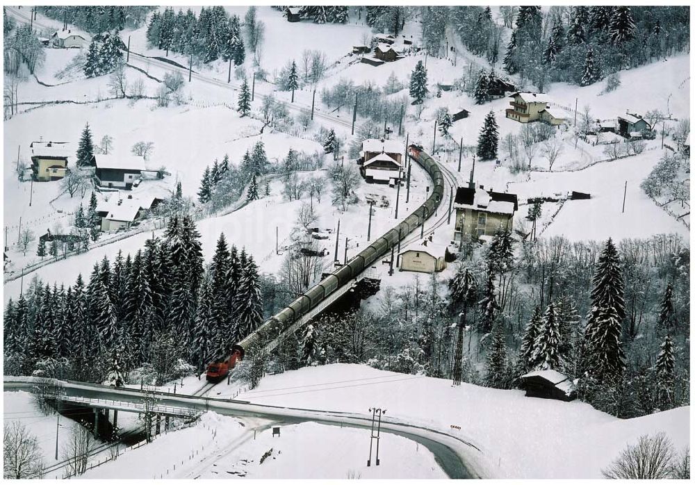 Luftbild Österreich - LIDL - Logistikzug auf der Strecke Lambach - Villach in Österreich.