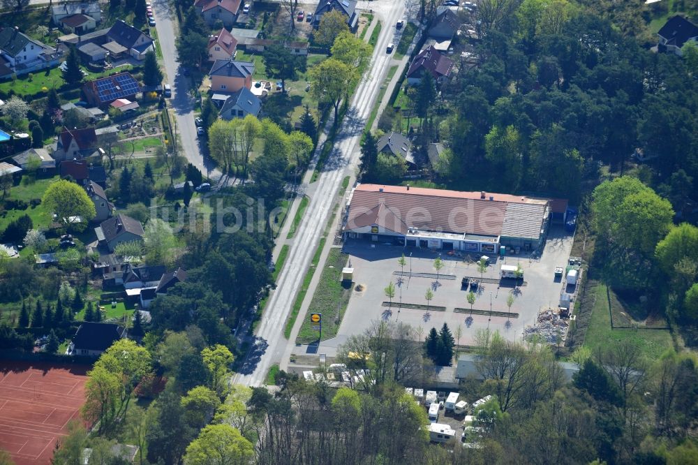 Falkensee aus der Vogelperspektive: LIDL Supermarkt an der Falkenhagener Straße in Falkensee im Bundesland Brandenburg