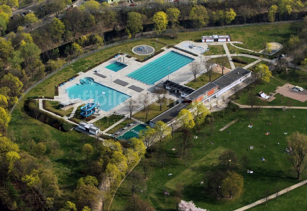 Erfurt von oben - Liege- Wiesen am Bassin - Becken des Nordbad im Nordpark von Erfurt im Bundesland Thüringen