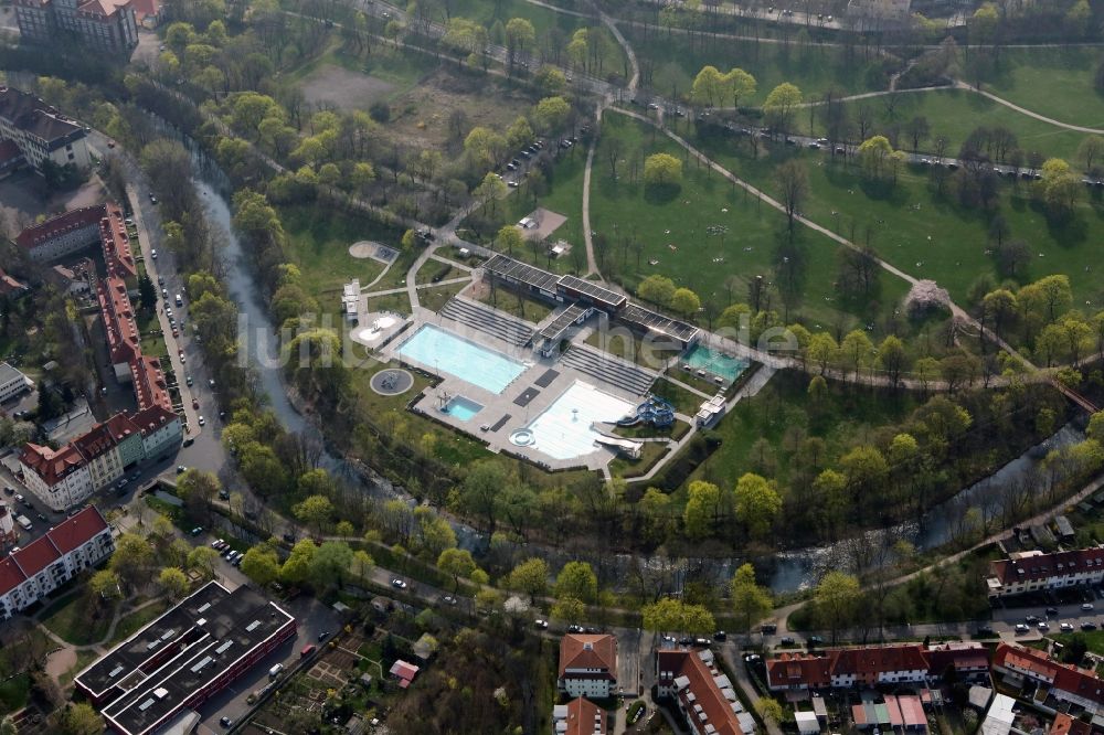 Erfurt aus der Vogelperspektive: Liege- Wiesen am Bassin - Becken des Nordbad im Nordpark von Erfurt im Bundesland Thüringen