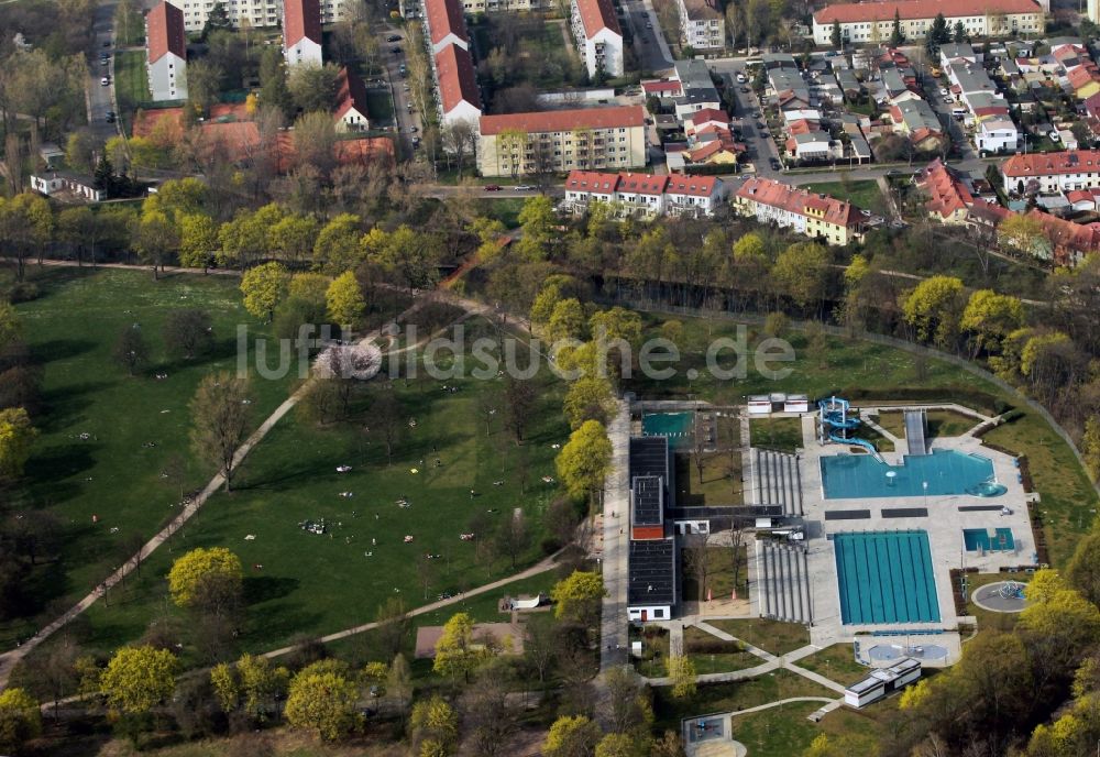 Luftbild Erfurt - Liege- Wiesen am Bassin - Becken des Nordbad im Nordpark von Erfurt im Bundesland Thüringen