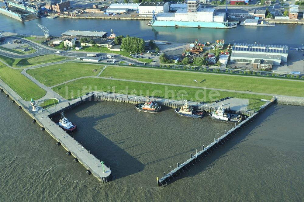 Luftbild Bremerhaven - Liegeplatz fuer Schlepperboote Bugsier in einem Hafenbecken in Bremerhaven im Bundesland Bremen