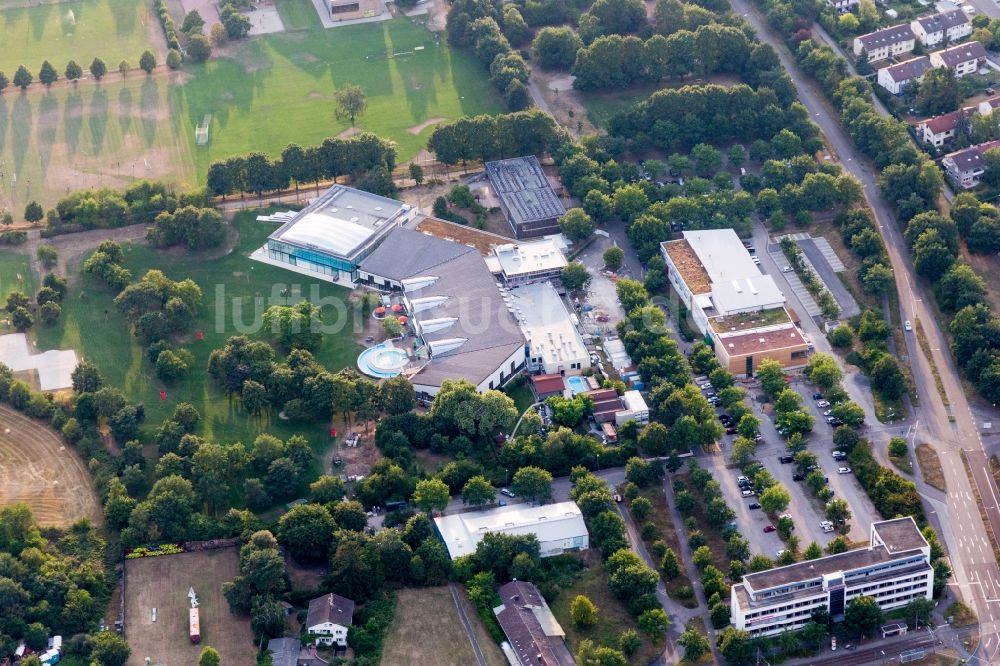 Luftbild Karlsruhe - Liegewiese und Schwimmbecken am Hallen- und Freibad des Fächerbad Karlsruhe in Karlsruhe im Bundesland Baden-Württemberg, Deutschland