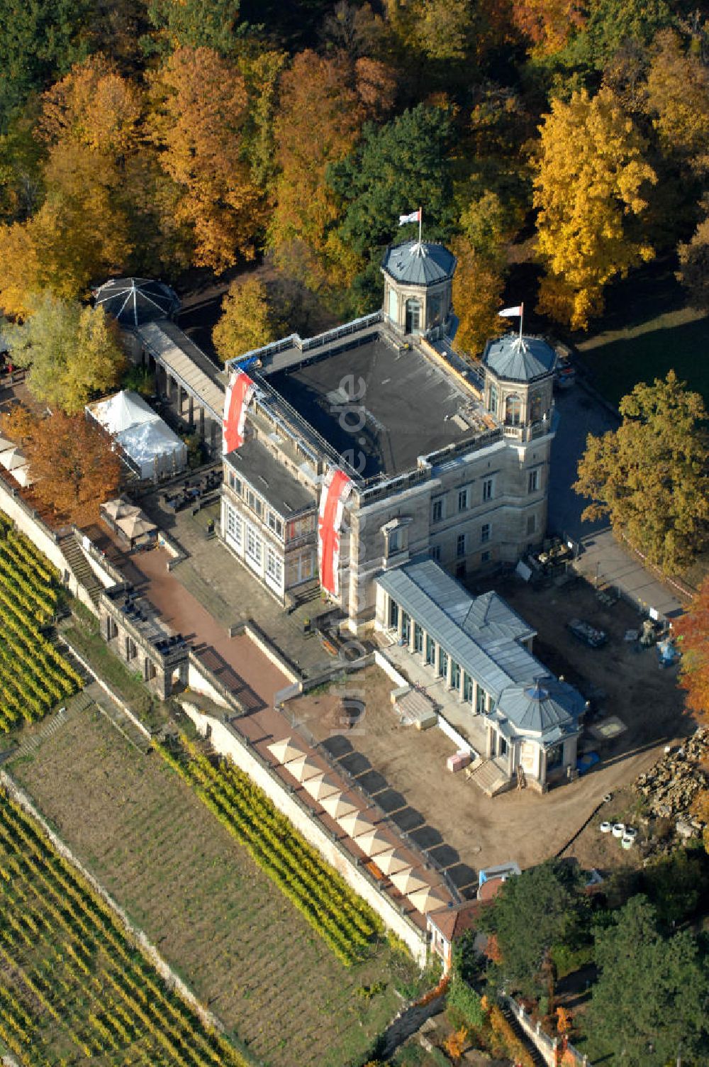 Dresden aus der Vogelperspektive: Lingnerschloss in Dresden im herbstlichem Antlitz