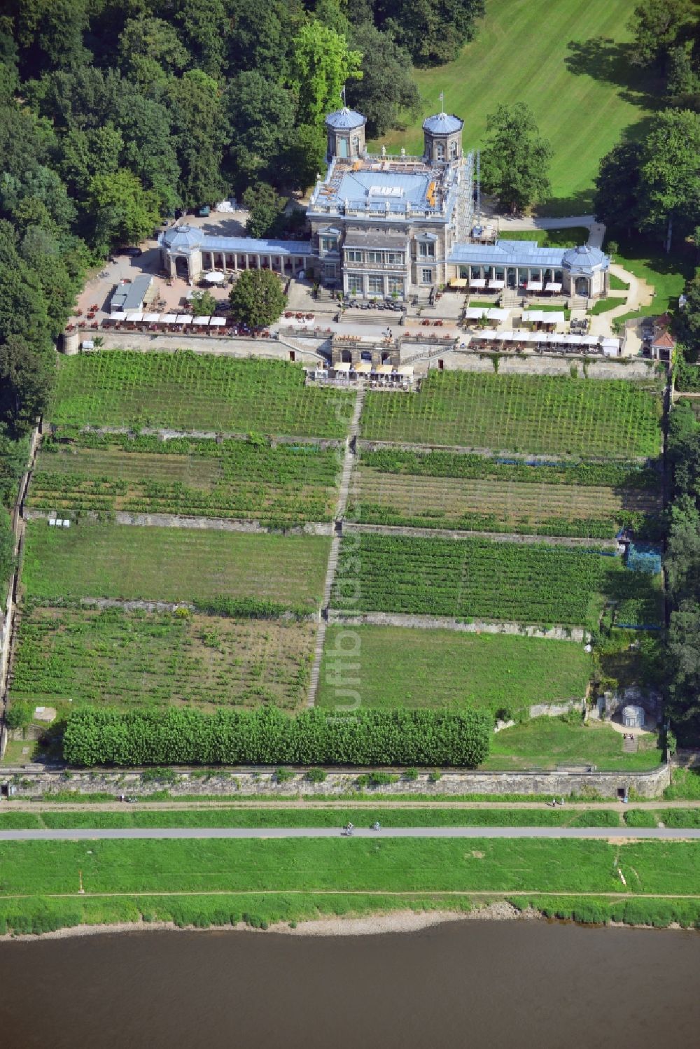 Dresden aus der Vogelperspektive: Lingnerschloss ( ursprünglich Villa Stockhausen genannt ) am Ufer der Elbe in Dresden im Bundesland Sachsen