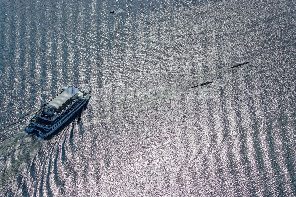 Luftaufnahme Pöcking - Linienverkehr und Ruderboote bei der Ruder- Regatta Roseninsel-8er auf dem Starnberger See vor Starnberg im Bundesland Bayern