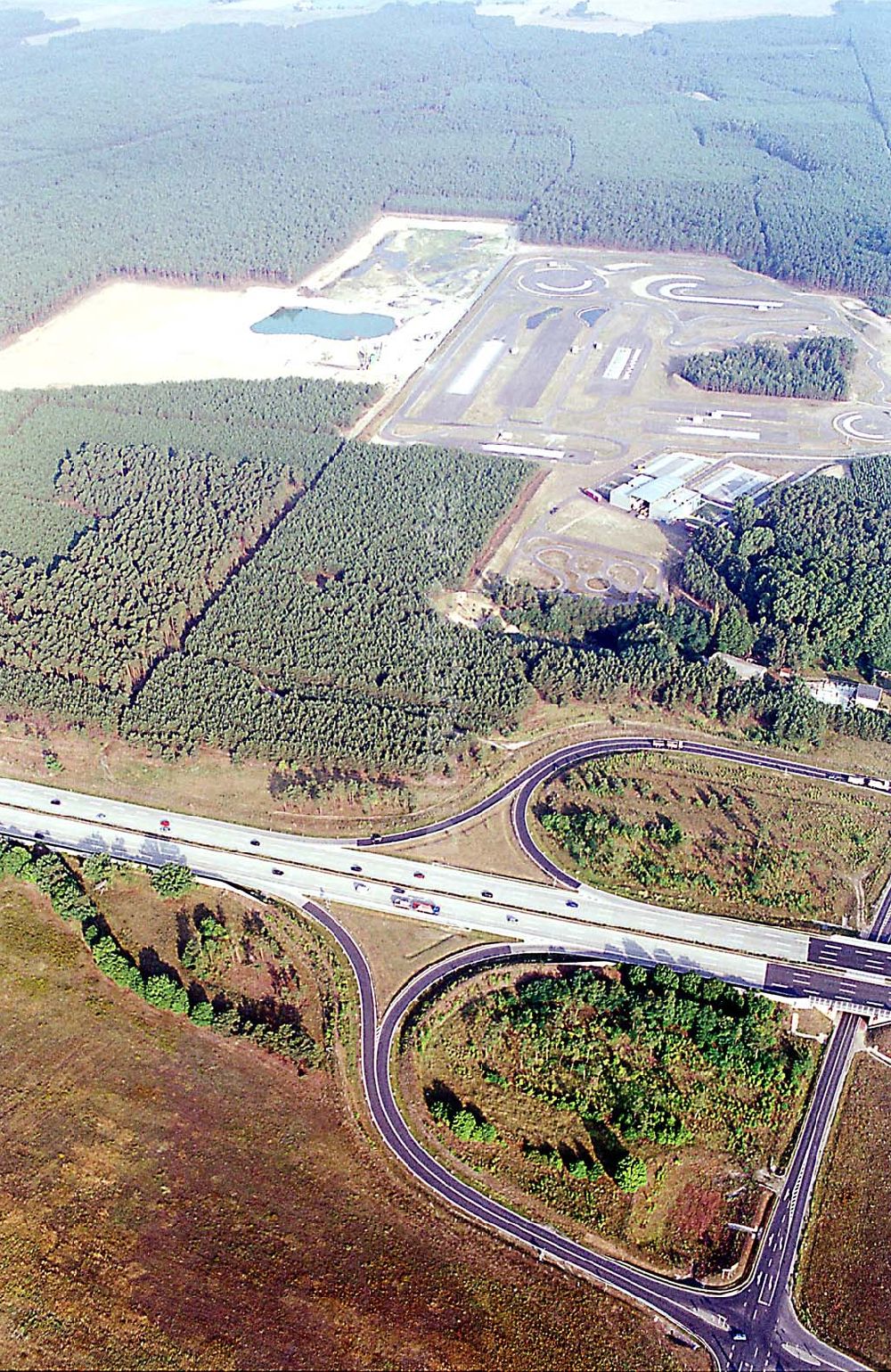 Linthe / Brandenburg von oben - Linthe / Brandenburg Blick auf eine Kiesgrube, Autoteststrecke und Autobahn A9 mit Autobahnzubringer (nach Brück) bei Linthe in Brandenburg