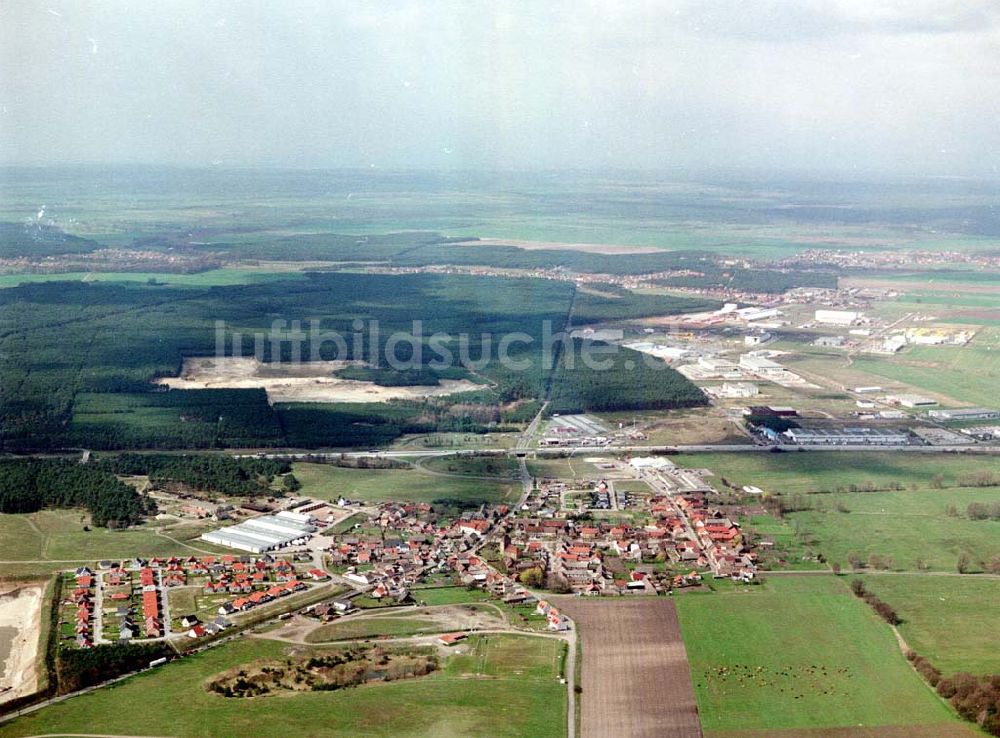 Luftaufnahme Linthe / Brandenburg - Linthe an der A9 mit Tagebau (Sandabbaugebiet für Baustoffzwecke).