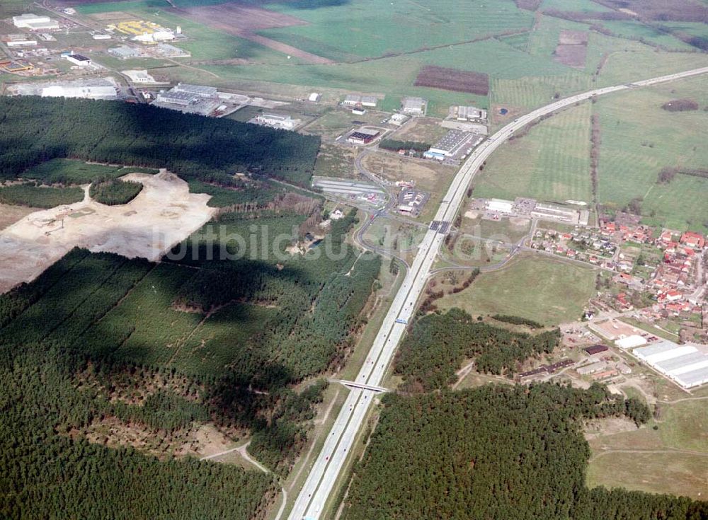 Linthe / Brandenburg aus der Vogelperspektive: Linthe an der A9 mit Tagebau (Sandabbaugebiet für Baustoffzwecke).