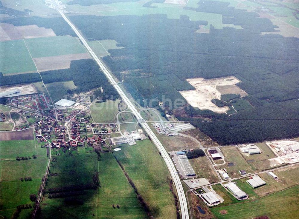 Luftaufnahme Linthe / Brandenburg - Linthe an der A9 mit Tagebau (Sandabbaugebiet für Baustoffzwecke).