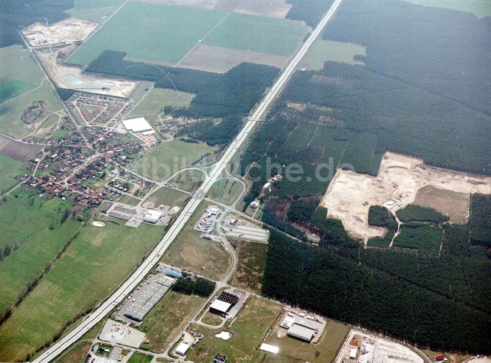 Linthe / Brandenburg von oben - Linthe an der A9 mit Tagebau (Sandabbaugebiet für Baustoffzwecke).