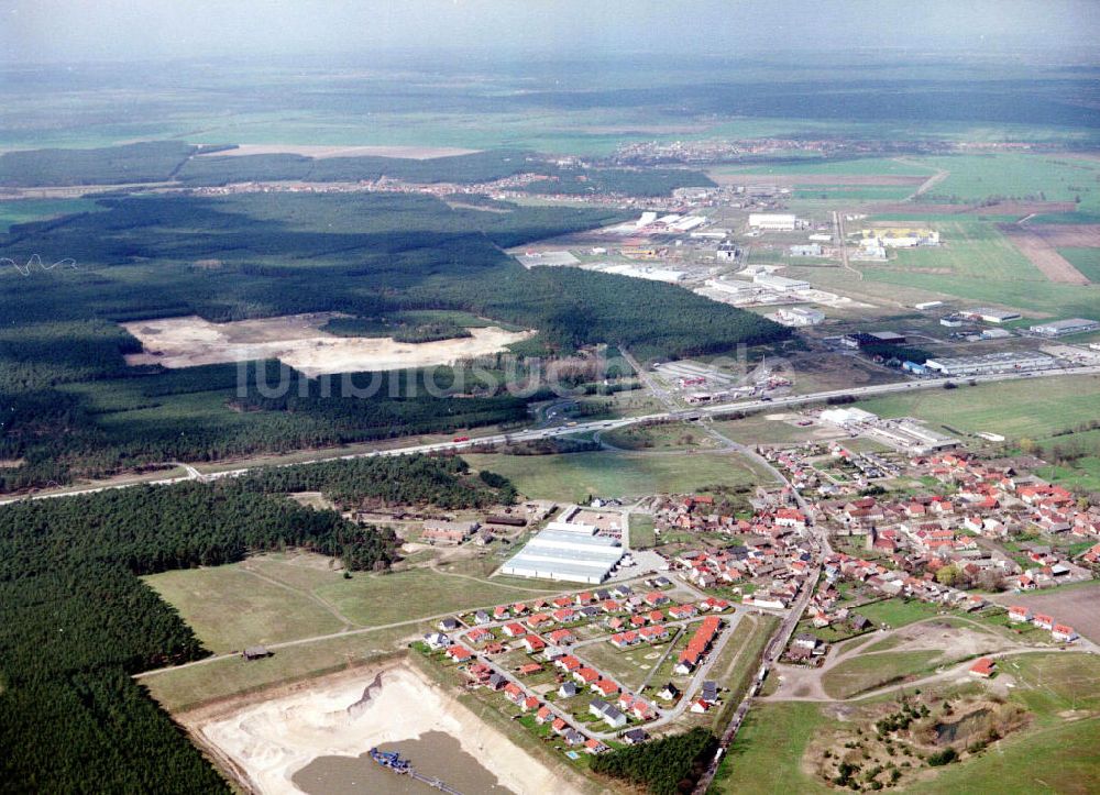 Luftbild Linthe / Brandenburg - Linthe an der A9 mit Tagebau (Sandabbaugebiet für Baustoffzwecke).