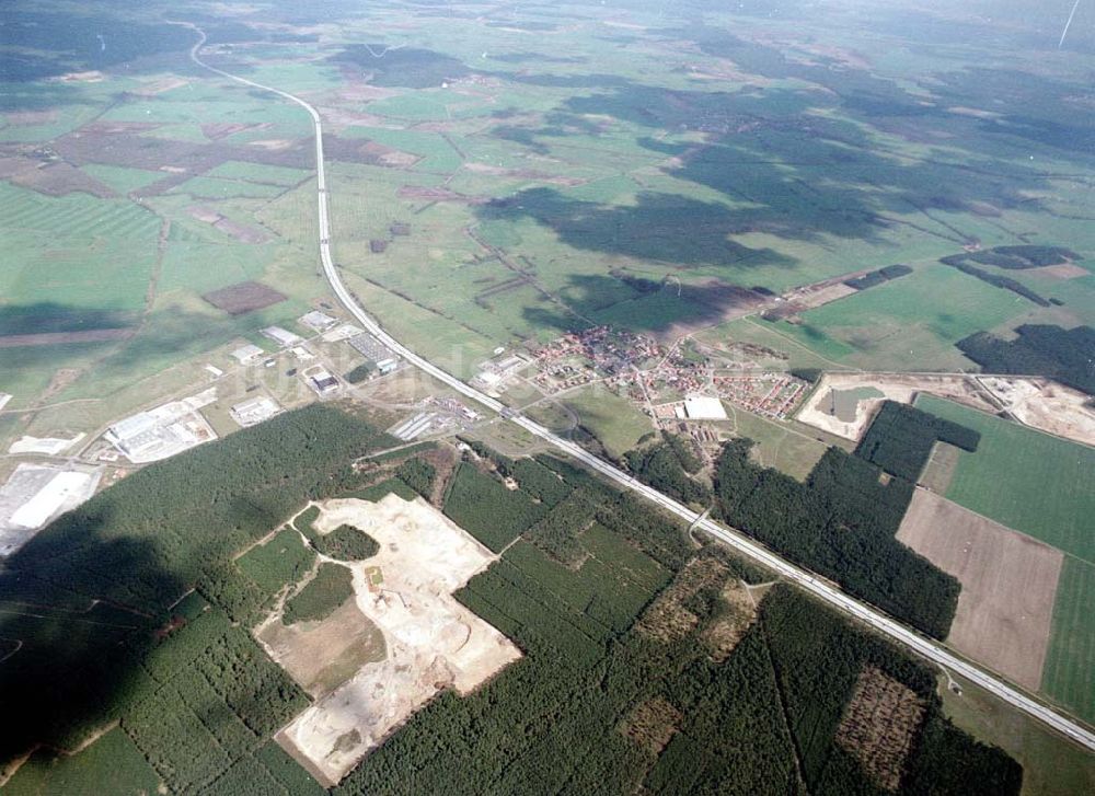 Luftaufnahme Linthe / Brandenburg - Linthe an der A9 mit Tagebau (Sandabbaugebiet für Baustoffzwecke).