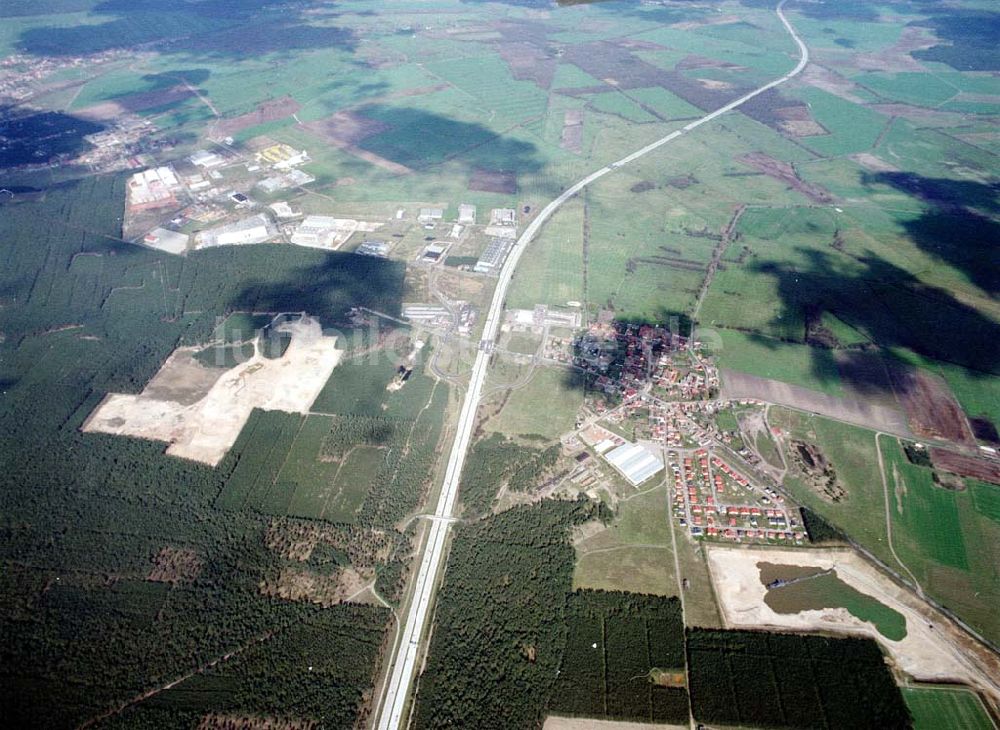 Linthe / Brandenburg aus der Vogelperspektive: Linthe an der A9 mit Tagebau (Sandabbaugebiet für Baustoffzwecke).