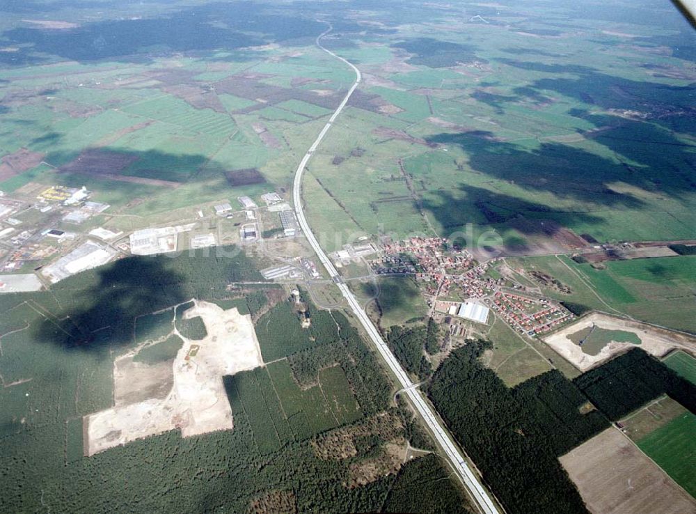 Luftaufnahme Linthe / Brandenburg - Linthe an der A9 mit Tagebau (Sandabbaugebiet für Baustoffzwecke).