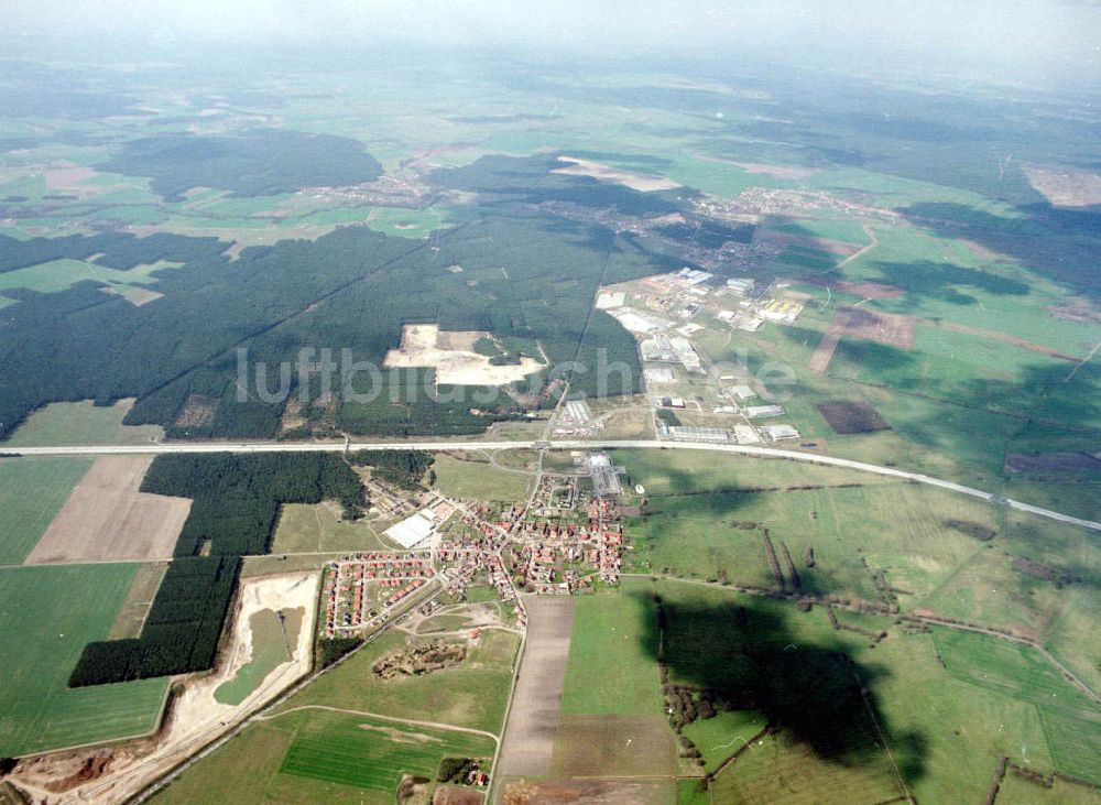 Luftaufnahme Linthe / Brandenburg - Linthe an der A9 mit Tagebau (Sandabbaugebiet für Baustoffzwecke).