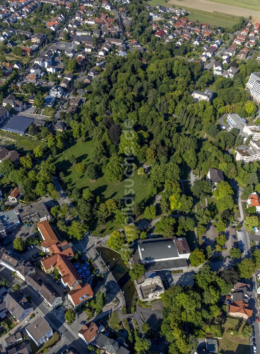 Bad Lippspringe von oben - Lippequelle mit „ Odins Auge “ auf der Burgruine Bad Lippspringe im Bundesland Nordrhein-Westfalen