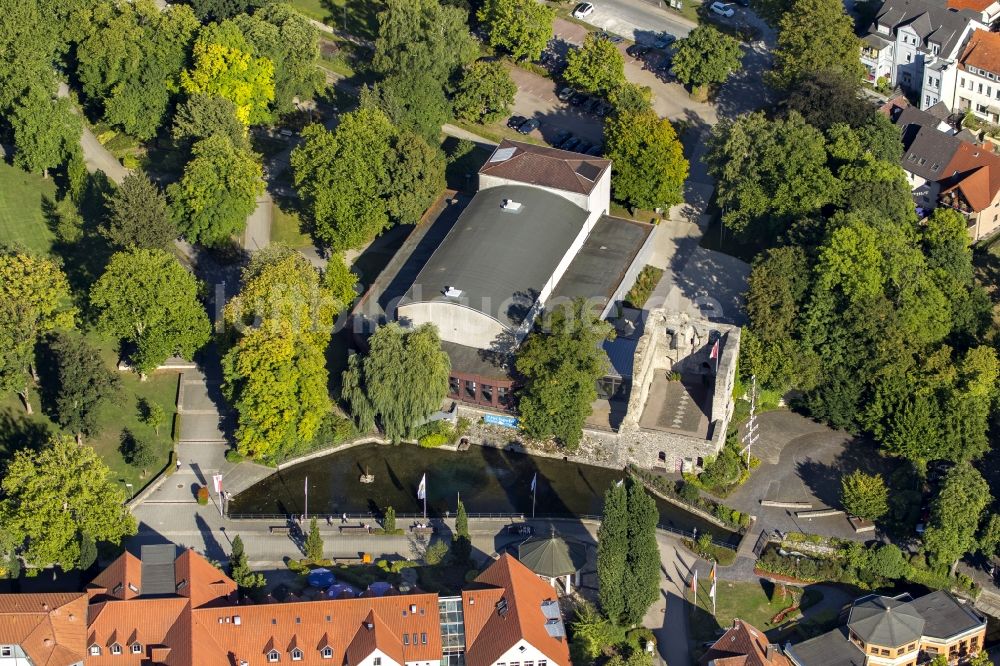 Bad Lippspringe von oben - Lippequelle mit „ Odins Auge “ auf der Burgruine Bad Lippspringe im Bundesland Nordrhein-Westfalen