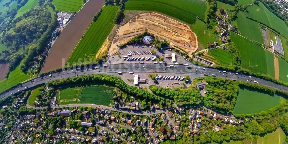 Dortmund von oben - LKW- Abstellflachen an der Autobahn- Raststatte und Parkplatz der BAB A1 Lichtendorf im Ortsteil Aplerbeck in Dortmund im Bundesland Nordrhein-Westfalen, Deutschland