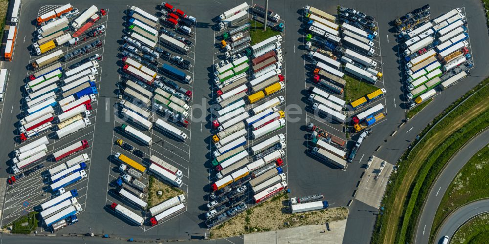 Lippetal von oben - LKW- Abstellflachen an der Tank- und Rastanlage der BAB A2 Autohof Lippetal in Lippetal im Bundesland Nordrhein-Westfalen, Deutschland