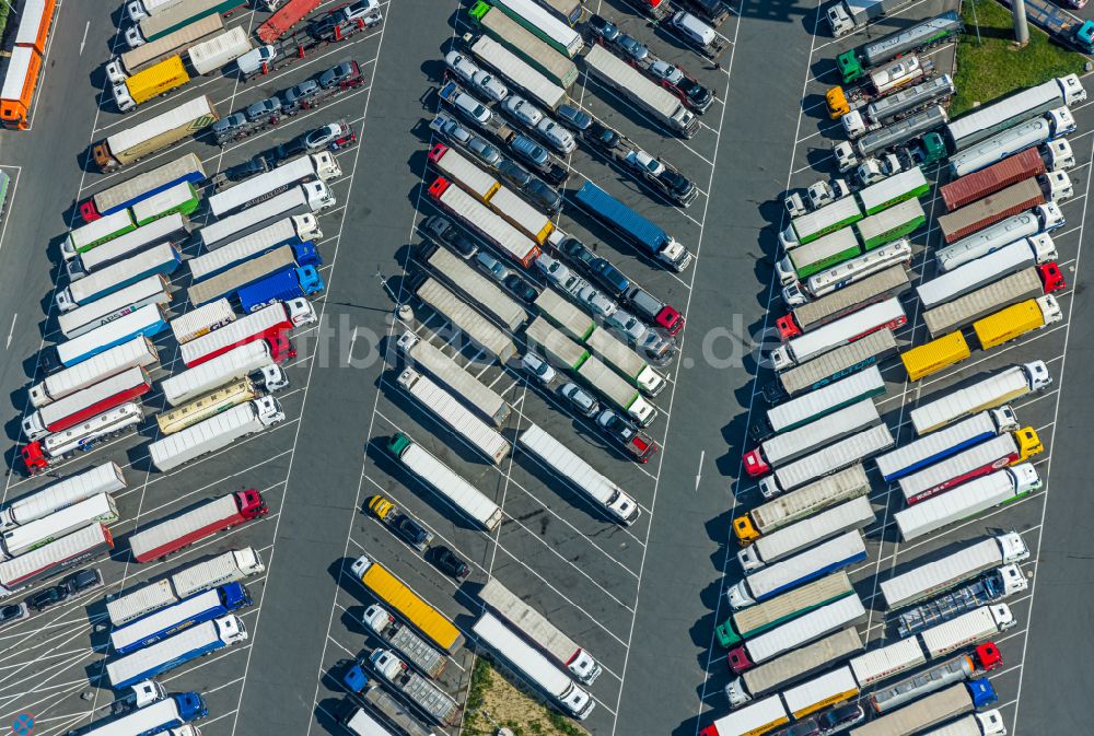 Luftaufnahme Lippetal - LKW- Abstellflachen an der Tank- und Rastanlage der BAB A2 Autohof Lippetal in Lippetal im Bundesland Nordrhein-Westfalen, Deutschland