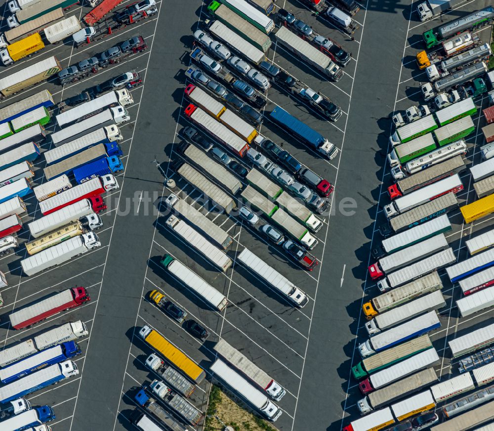 Lippetal von oben - LKW- Abstellflachen an der Tank- und Rastanlage der BAB A2 Autohof Lippetal in Lippetal im Bundesland Nordrhein-Westfalen, Deutschland