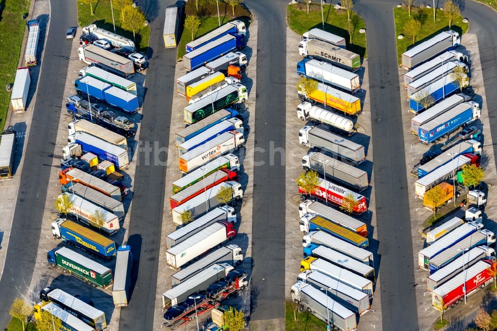 LKW-Abstellflächen an der Autobahn