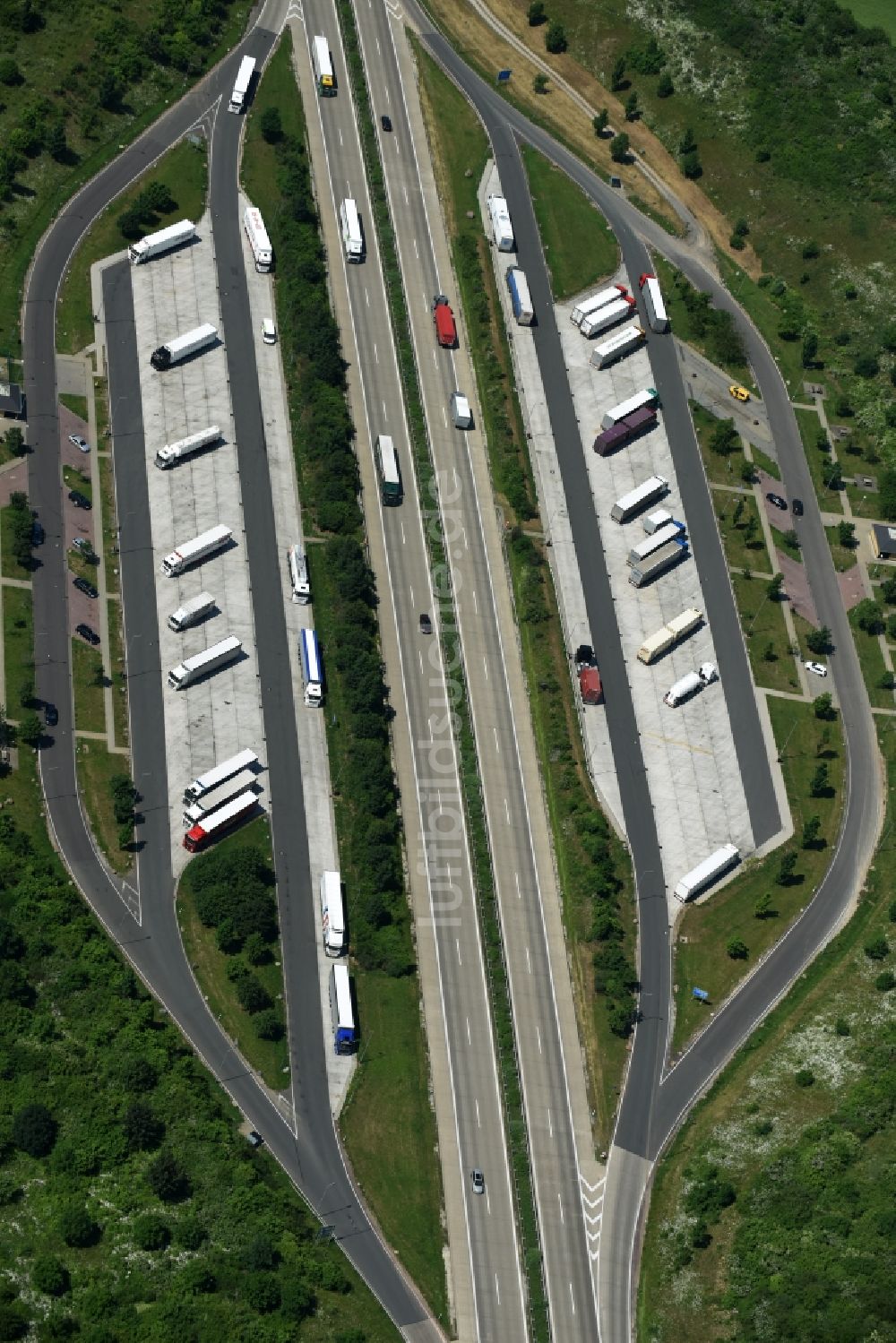 Luftbild Bördeland - LKW- Abstellflächen an dem Autobahn- Parkplatz der BAB A14 in Bördeland im Bundesland Sachsen-Anhalt