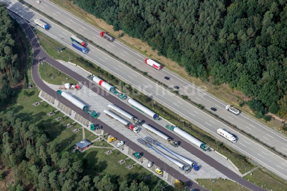 Grabow von oben - LKW- Abstellflächen an der Autobahn- Raststätte und Parkplatz der BAB AIhlegrund in Grabow im Bundesland Sachsen-Anhalt