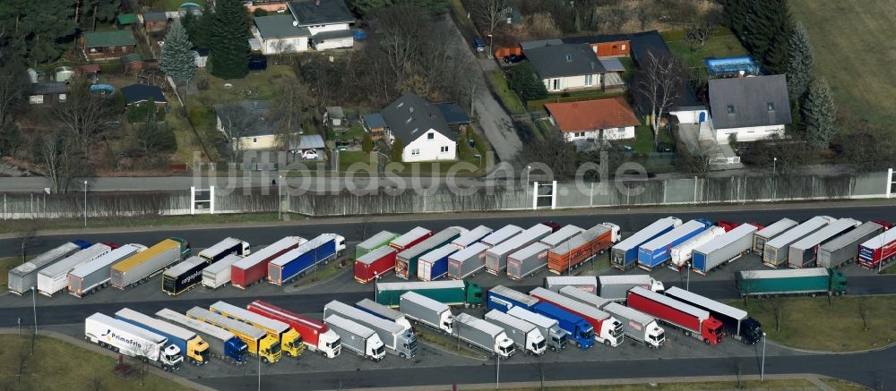 Michendorf aus der Vogelperspektive: LKW- Abstellflächen an der Autobahn- Raststätte und Parkplatz der BAB A10 Berliner Ring am Wohngebietsrand in Michendorf im Bundesland Brandenburg