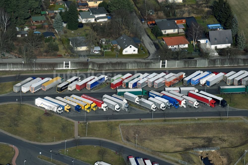 Luftbild Michendorf - LKW- Abstellflächen an der Autobahn- Raststätte und Parkplatz der BAB A10 Berliner Ring am Wohngebietsrand in Michendorf im Bundesland Brandenburg