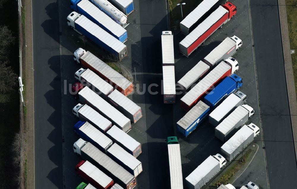 Michendorf von oben - LKW- Abstellflächen an der Autobahn- Raststätte und Parkplatz der BAB A10 Berliner Ring am Wohngebietsrand in Michendorf im Bundesland Brandenburg