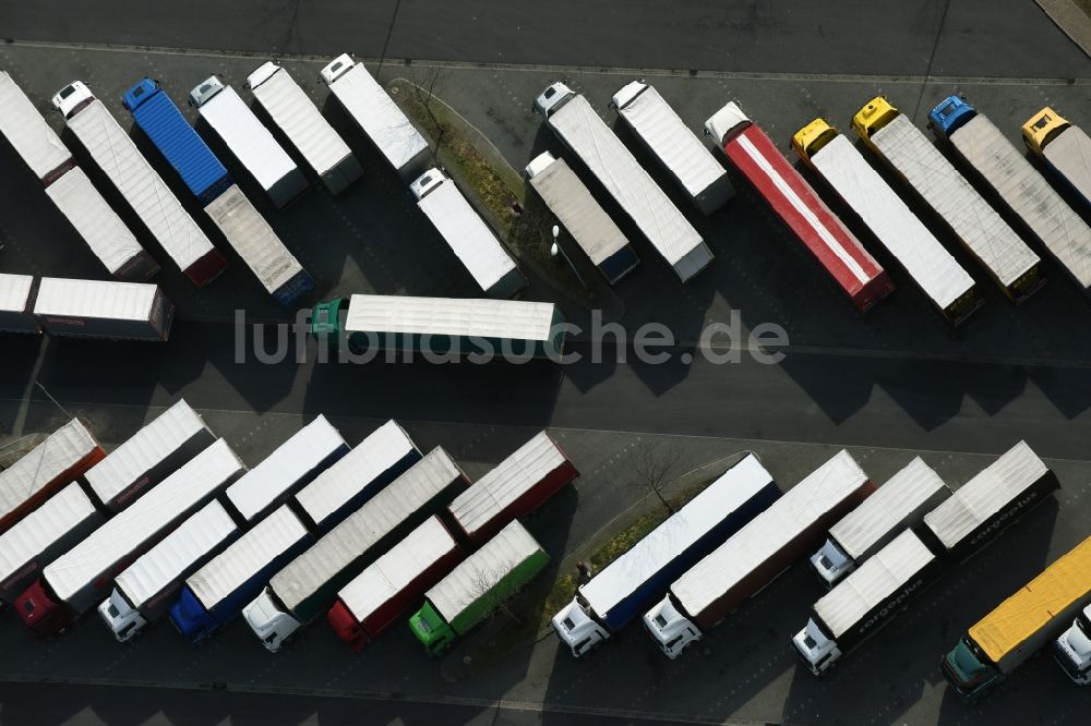 Michendorf aus der Vogelperspektive: LKW- Abstellflächen an der Autobahn- Raststätte und Parkplatz der BAB A10 Berliner Ring am Wohngebietsrand in Michendorf im Bundesland Brandenburg