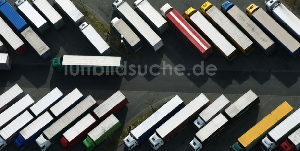 Luftbild Michendorf - LKW- Abstellflächen an der Autobahn- Raststätte und Parkplatz der BAB A10 Berliner Ring am Wohngebietsrand in Michendorf im Bundesland Brandenburg