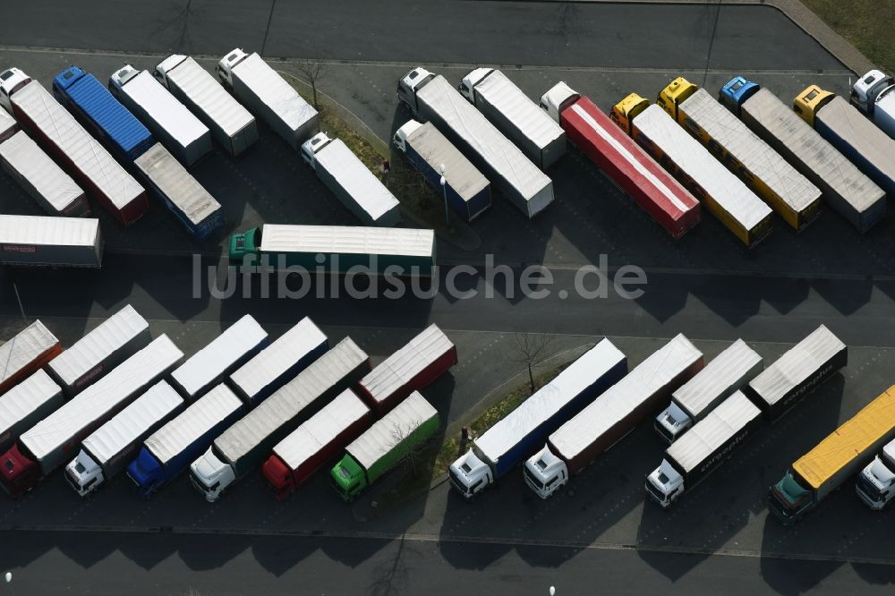 Luftaufnahme Michendorf - LKW- Abstellflächen an der Autobahn- Raststätte und Parkplatz der BAB A10 Berliner Ring am Wohngebietsrand in Michendorf im Bundesland Brandenburg