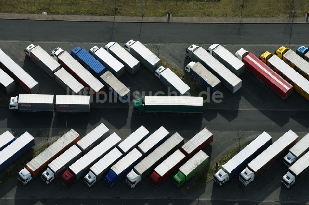 Michendorf von oben - LKW- Abstellflächen an der Autobahn- Raststätte und Parkplatz der BAB A10 Berliner Ring am Wohngebietsrand in Michendorf im Bundesland Brandenburg