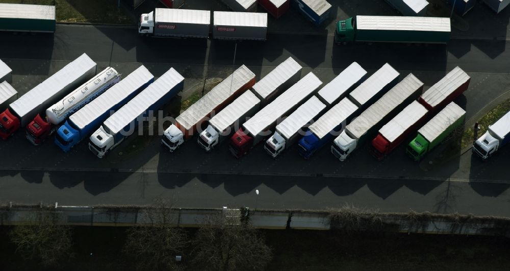 Michendorf aus der Vogelperspektive: LKW- Abstellflächen an der Autobahn- Raststätte und Parkplatz der BAB A10 Berliner Ring am Wohngebietsrand in Michendorf im Bundesland Brandenburg