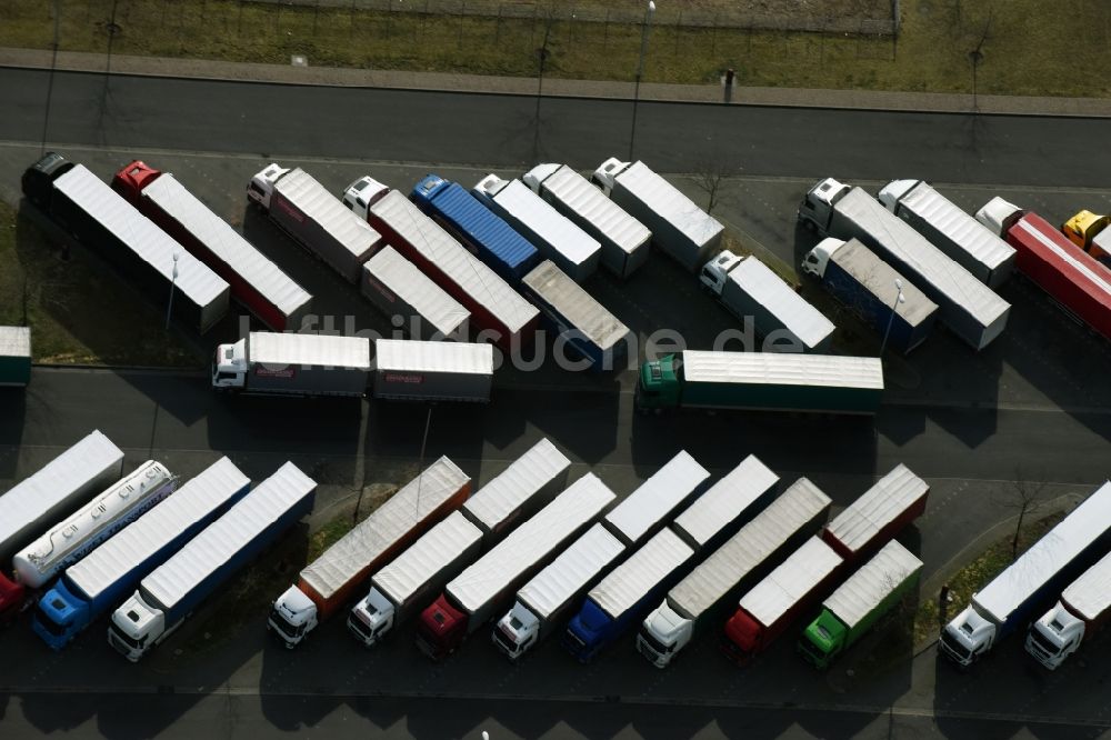 Luftbild Michendorf - LKW- Abstellflächen an der Autobahn- Raststätte und Parkplatz der BAB A10 Berliner Ring am Wohngebietsrand in Michendorf im Bundesland Brandenburg