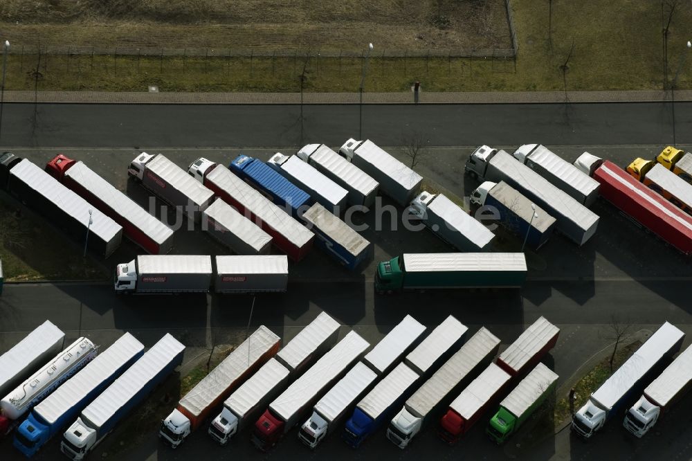 Luftaufnahme Michendorf - LKW- Abstellflächen an der Autobahn- Raststätte und Parkplatz der BAB A10 Berliner Ring am Wohngebietsrand in Michendorf im Bundesland Brandenburg