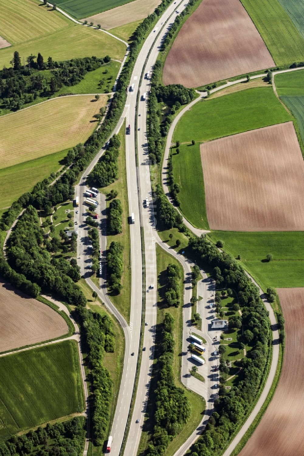 Luftaufnahme Dinkelsbühl - LKW- Abstellflächen an der Autobahn- Raststätte und Parkplatz der BAB A7 in Dinkelsbühl im Bundesland Bayern, Deutschland