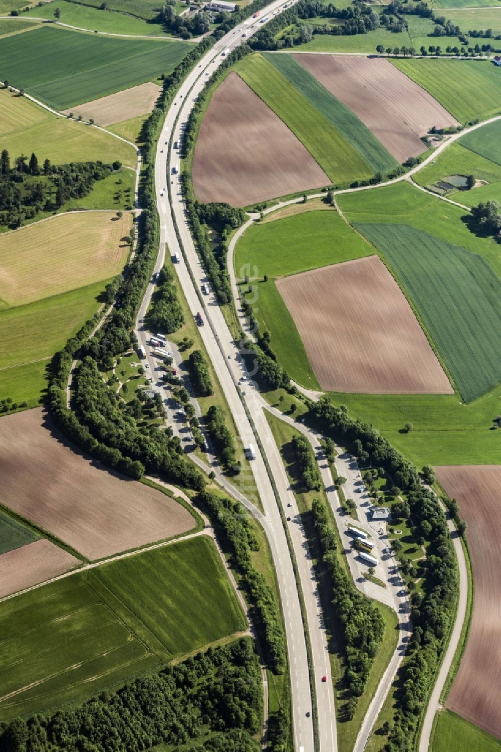 Dinkelsbühl von oben - LKW- Abstellflächen an der Autobahn- Raststätte und Parkplatz der BAB A7 in Dinkelsbühl im Bundesland Bayern, Deutschland