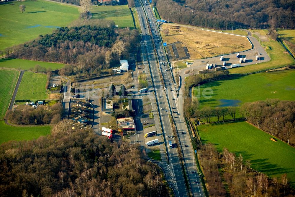 Emmerich am Rhein aus der Vogelperspektive: LKW- Abstellflächen an der Autobahn- Raststätte und Parkplatz der BAB A3 / A12 Elten West in Emmerich am Rhein im Bundesland Nordrhein-Westfalen