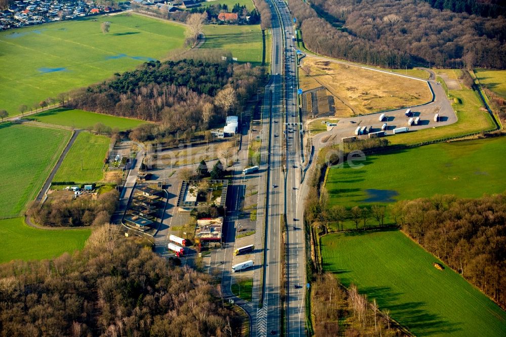 Luftbild Emmerich am Rhein - LKW- Abstellflächen an der Autobahn- Raststätte und Parkplatz der BAB A3 / A12 Elten West in Emmerich am Rhein im Bundesland Nordrhein-Westfalen