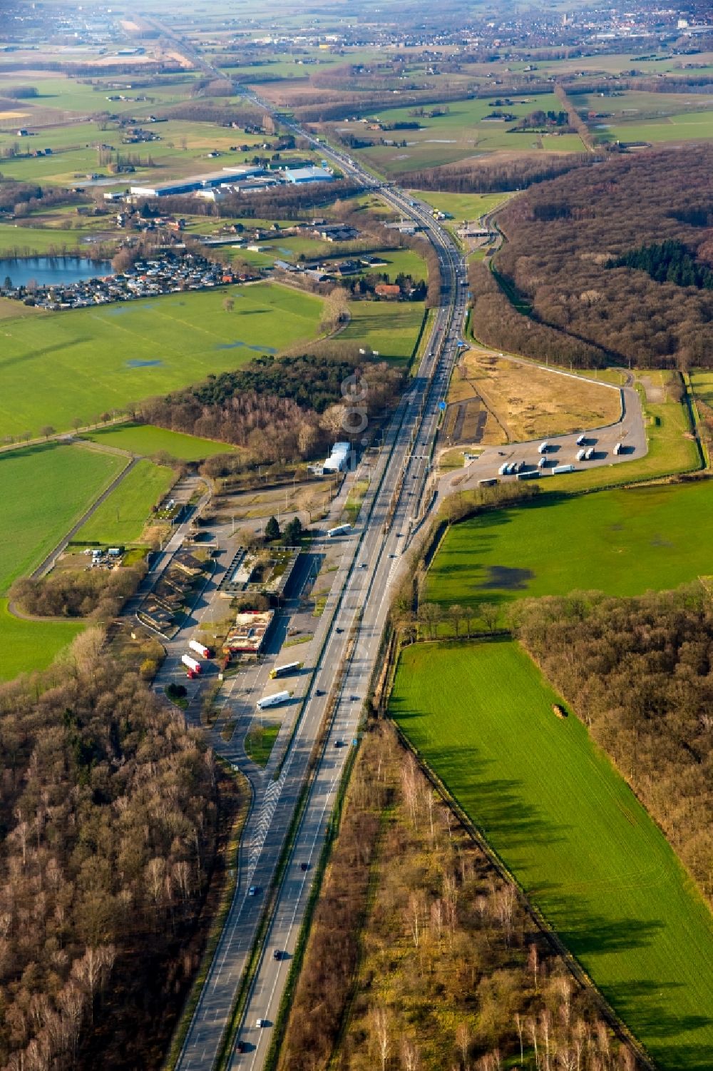 Luftaufnahme Emmerich am Rhein - LKW- Abstellflächen an der Autobahn- Raststätte und Parkplatz der BAB A3 / A12 Elten West in Emmerich am Rhein im Bundesland Nordrhein-Westfalen