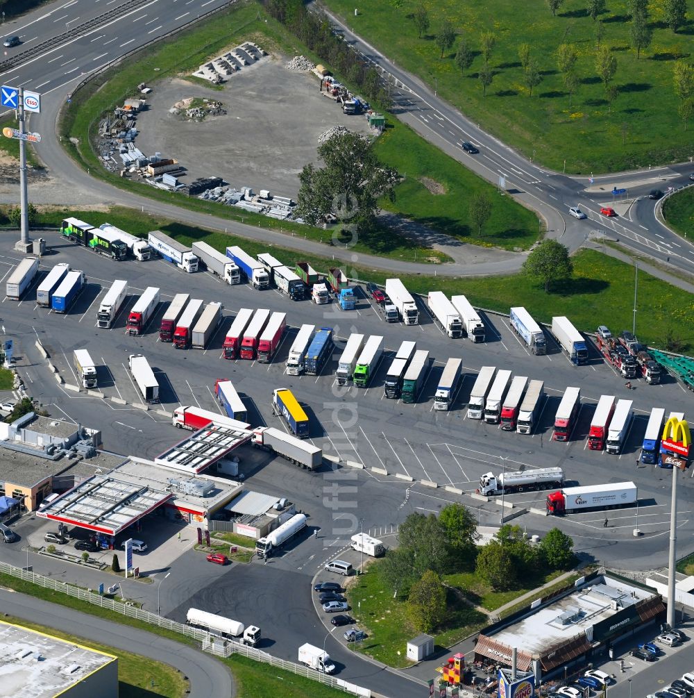 Luftaufnahme Münchberg - LKW- Abstellflächen an der Autobahn- Raststätte und Parkplatz der BAB A9 auf dem Euro Rastpark Münchberg-Nord in Münchberg im Bundesland Bayern, Deutschland