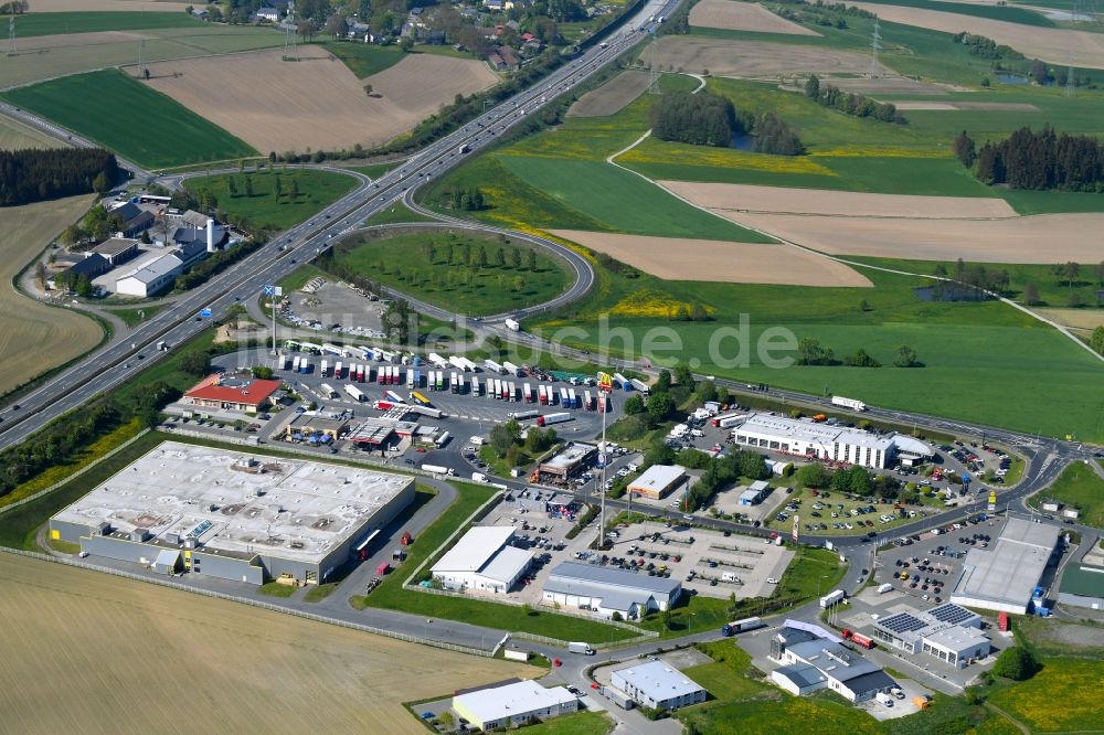 Münchberg von oben - LKW- Abstellflächen an der Autobahn- Raststätte und Parkplatz der BAB A9 auf dem Euro Rastpark Münchberg-Nord in Münchberg im Bundesland Bayern, Deutschland