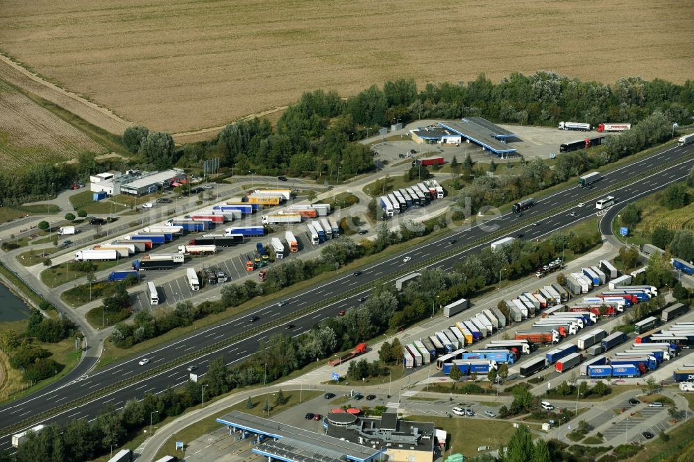 Mittenwalde von oben - LKW- Abstellflächen an der Autobahn- Raststätte und Parkplatz der BAB A10 Am Fichtenplan in Mittenwalde im Bundesland Brandenburg