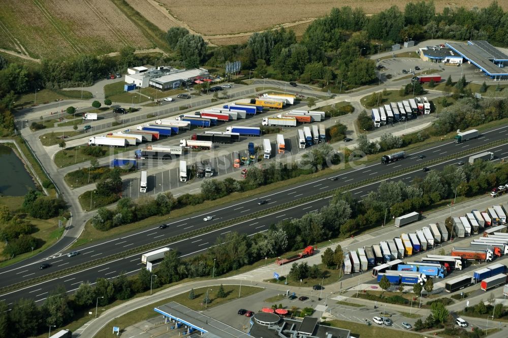 Mittenwalde aus der Vogelperspektive: LKW- Abstellflächen an der Autobahn- Raststätte und Parkplatz der BAB A10 Am Fichtenplan in Mittenwalde im Bundesland Brandenburg